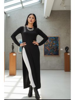 RIGO - Women Black Solid Round Neck Longline Regular Fit Top