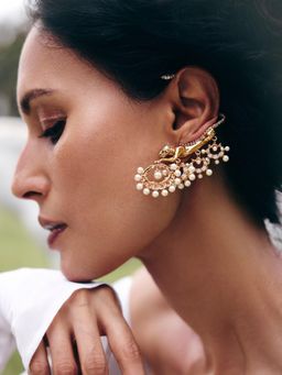 Outhouse - Wild Majestic Pearl Veil White Earcuffs