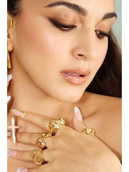 Outhouse - Kiara Advani In The Bespoke Koko Crest Gold Ring