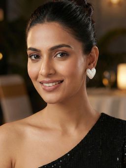 Niscka - Elegant White Heart Shaped Earrings