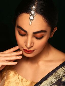 Priyaasi - Plain Geometric Pattern Mini Pearl Gold Plated Kundan Maang Tikka