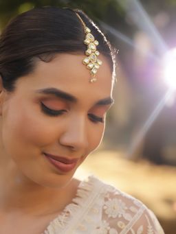Priyaasi - Floral Kundan Design Gold Plated Maang Tikka