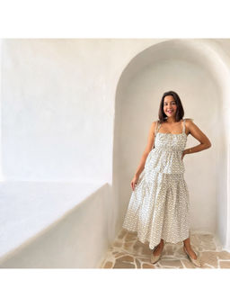 Label Tanvee - White Flower Top with Skirt (Set of 2)