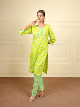 FashionTownie - Cotton Silk Green Floral Printed Kurta with Pant