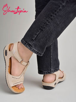 Shoetopia - Girls Cream Sandals