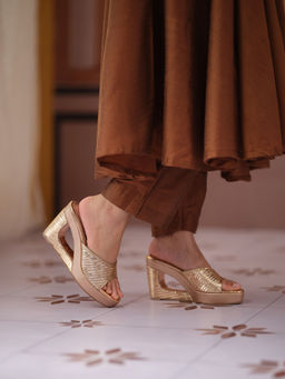 ERIDANI - Evara Rose Gold Textured Wedges
