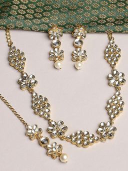 OOMPH - Gold Tone Kundan Sheeshpool Set Hair Chain, Maang Tikka With Drop Earrings