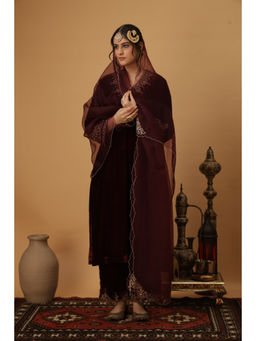 AFRIYA - Zar-e-Makhmal Maroon V-NeckKurta With Pant And Dupatta