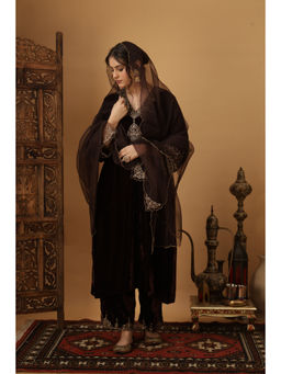 AFRIYA - Zar-e-Makhmal Brown V-NeckKurta With Pant And Dupatta