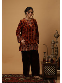 AFRIYA - Zar-e-Makhmal Maroon Kurta With Pant Co-ord Set