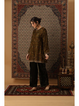 AFRIYA - Zar-e-Makhmal Green Kurta With Pant Co-ord Set