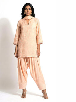 Basanti Kapde aur Koffee - Peach Embroidered Chanderi Kurta Kurta With Farshi Salwar And Dupatta