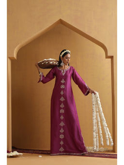SUI KALA - Mahira Embroidered Wine Kaftan