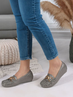 Carlton London - Women'S Slip-On Loafers with Statement Chain Detail