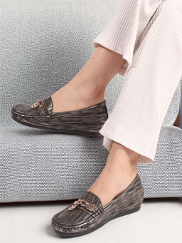 Carlton London - Women'S Textured Slip-On Loafers with Chain Detail