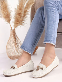 Carlton London - Women'S Textured Slip-On Loafers with Chain Detail