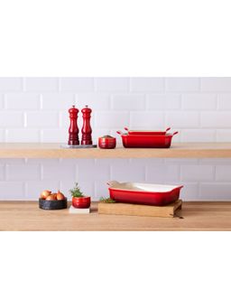 Le Creuset - Cherry Red, 3 Dishes, 2 Ramekins, 1 Salt Mill & 1 Pepper Mill - Gift Set (Set Of 7)