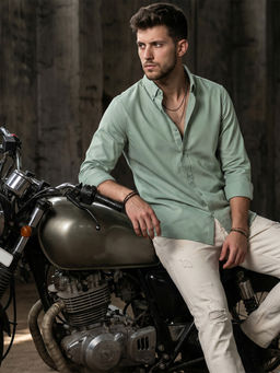 Bewakoof - Green Solid Plain Pure Cotton Shirt