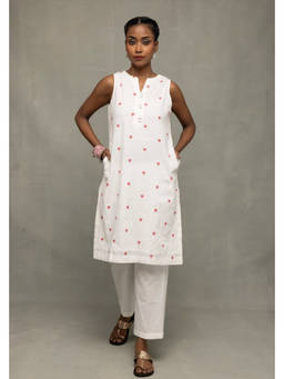Sutra Art of Clothing - White South Three Fourth Sleeve Kurta with Pant and Dupatta