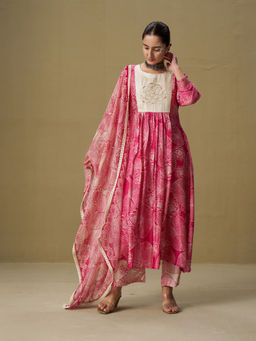 Sukruti Design - Women Pink Muslin Silk Printed Kurta with Pant and Dupatta (Set of 3)