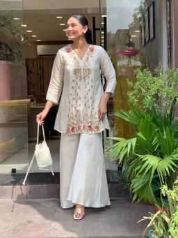 FAST FASHIONS - Women White Silk Blend Embroidered Kurta with Palazzo