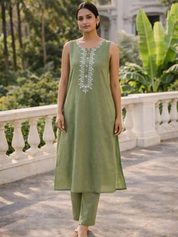Rangita - Women Green Viscose Rayon Embroidered Kurta with Pant