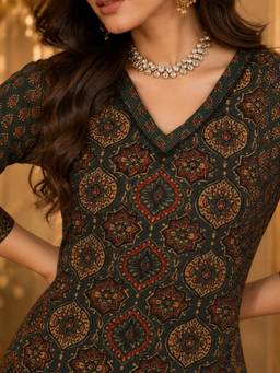 INDO STREET - Women's Pure Cotton Printed Green Kurta And Pant