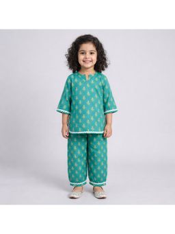The Magic Wand - Three Fourth Sleeves Buti Printed Co-Ord Set - Green