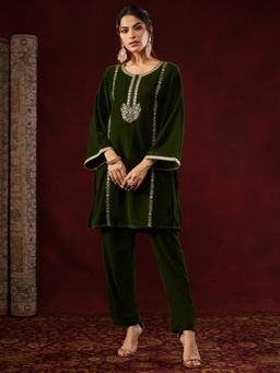 Janasya - Women's Green Velvet Zari Embroidered Straight Kurta and Pant