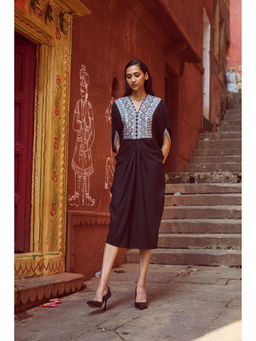 dash and dot - Embroidered Bib Kaftan