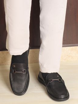 Carlton London - Men Black Textured Leather Loafers