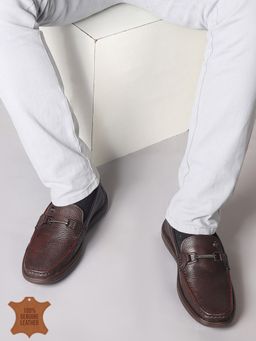 Carlton London - Men Brown Textured Leather Loafers
