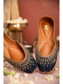 House of Vian - Aria Embroidered Juttis