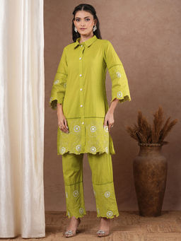 FASHOR - Green Floral Embroidered Straight Fit Kurta with Pant (Set of 2)