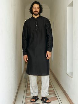 Andamen - Men Black Feature Solid Cotton Blend Woven Kurta