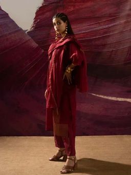Banana Labs - Women Aurum Wave Maroon Dupatta