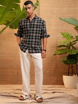 HIGHLANDER - Men Black Checks Oversized Fit Collar Neck Casual Shirt