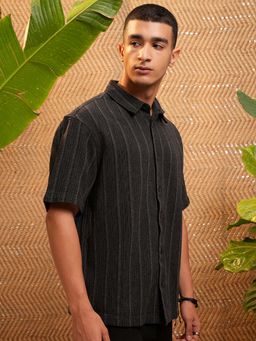 HIGHLANDER - Men Black Stripes Oversized Fit Collar Neck Casual Shirt