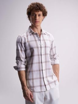 HIGHLANDER - Men White Checks Relaxed Fit Collar Neck Casual Shirt