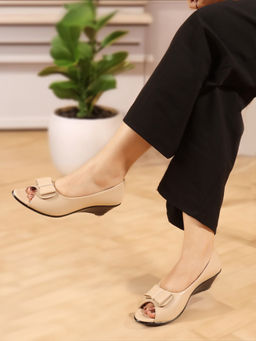 Carlton London - Women Cream Slip On Peep Toe Pumps