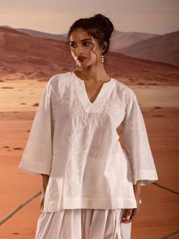 Jiraazi - Off White Embroidered V Neck Relaxed Fit Kurti