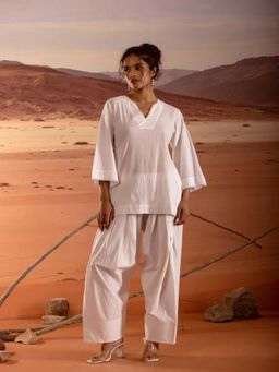 Jiraazi - Off White V-Neck Straight Kurti with Lace Detail