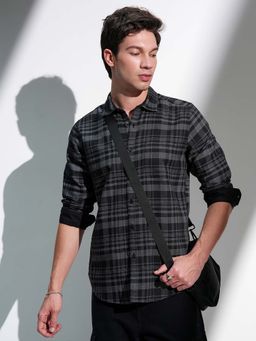 LOCOMOTIVE - Men Black Slim Fit Checked Casual Shirt