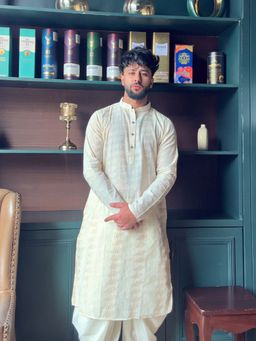 KISAH - Men Off White Embroidered Kurta