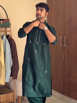 KISAH - Men Green Embroidered Kurta