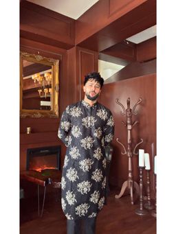 KISAH - Men Black Embroidered Kurta