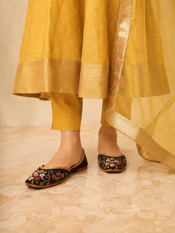YASSIO - Embroidered Juttis for Women - Black