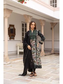 Nehamta - Women's Cotton Green Kurta with Pant and Dupatta