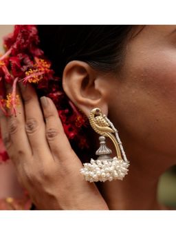 Putstyle - Dual Tone Parrot Pearly Earring - White