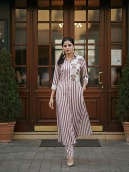 Varanga - Women Printed Regular Kurta with Pant